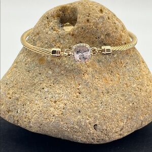 Elegant Gold Bracelet with Crystal Accent